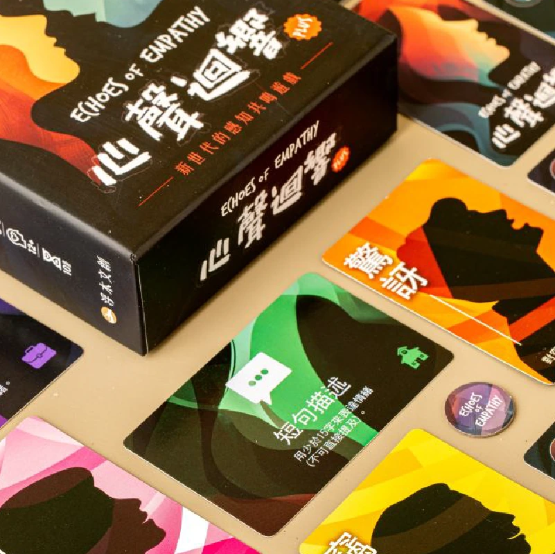 心聲迴響 PLUS 的盒裝、彩色情緒卡與遊戲配件